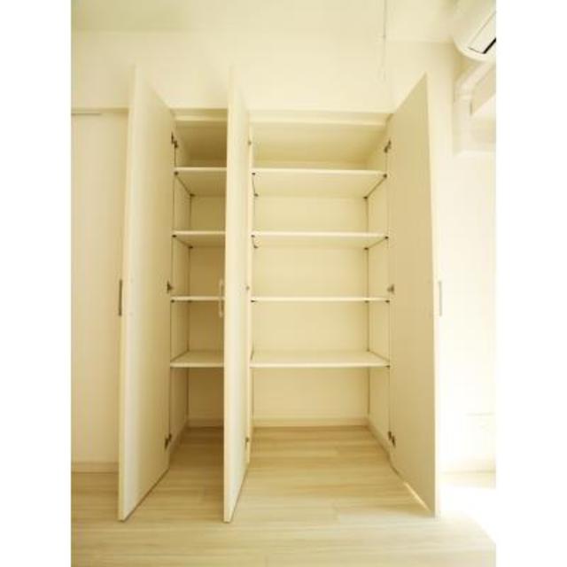 LDKの収納を開けた時の様子。※写真は同タイプ住戸です。