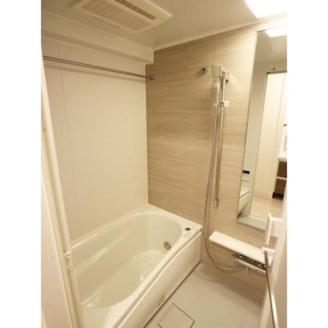 ナチュラルなパネルが導入されている浴室。※写真は同タイプ住戸です。