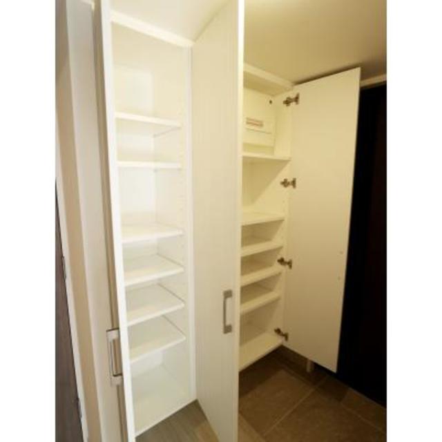 玄関のシューズボックスを開けた時の様子。※写真は同タイプ住戸です。