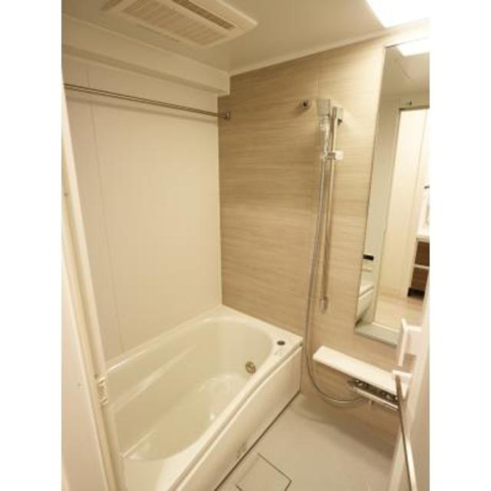 ナチュラルなパネルが導入されている浴室。※写真は同タイプ住戸です。