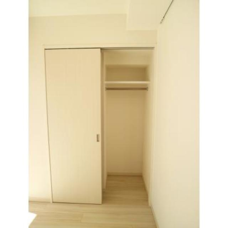 ベッドルームの収納を開けた時の様子。※写真は同タイプ住戸です。