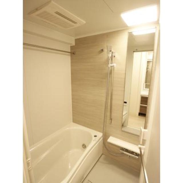 ナチュラルなパネルが導入されている浴室。※写真は同タイプ住戸です。