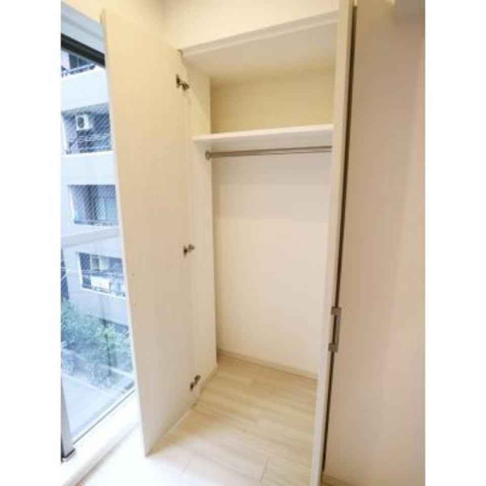 ベッドルームの収納を開けた時の様子。※写真は同タイプ住戸です。