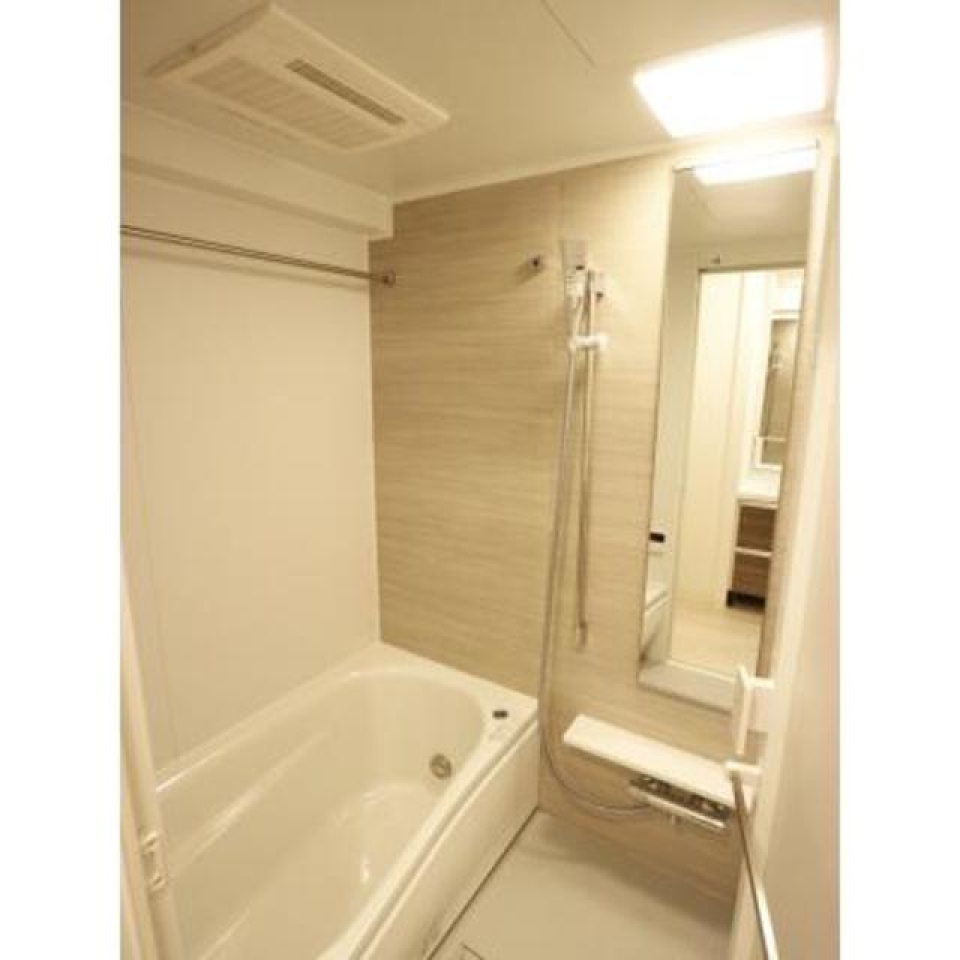 ナチュラルなパネルが導入されている浴室。※写真は同タイプ住戸です。