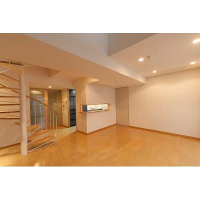 一階の洋室。螺旋階段が可愛い※写真は同タイプ住戸です。