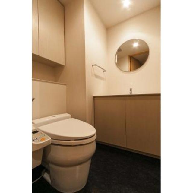 鏡付きのトイレ※写真は同タイプ住戸です。