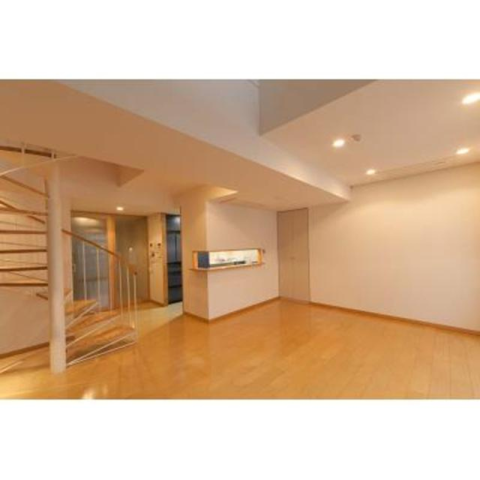一階の洋室。螺旋階段が可愛い※写真は同タイプ住戸です。