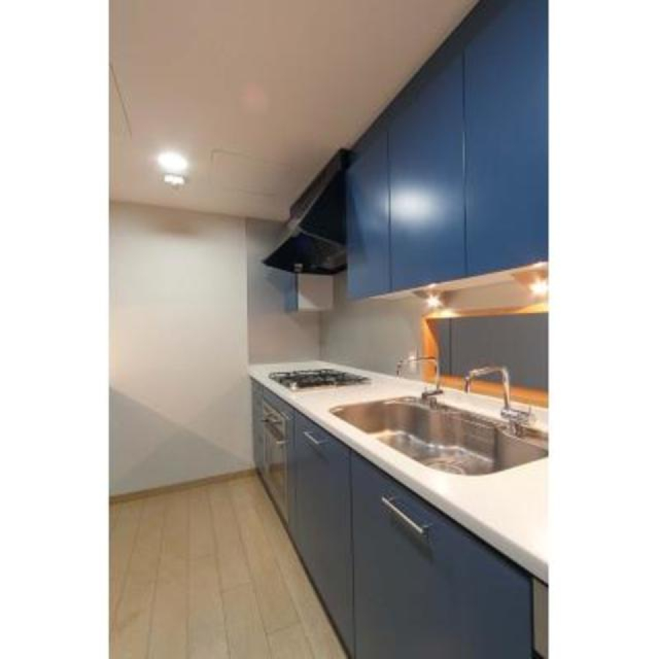 珍しい青いキッチンが可愛い※写真は同タイプ住戸です。