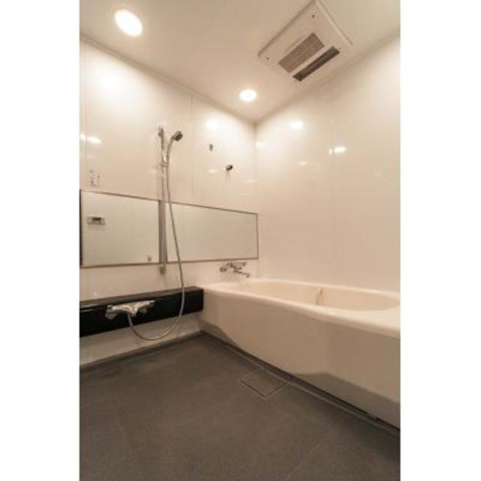 ゆったり浸かれる浴室※写真は同タイプ住戸です。