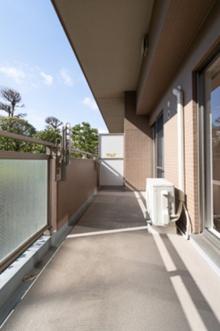 ベランダも陽当たり抜群！※写真は同タイプ住戸です。