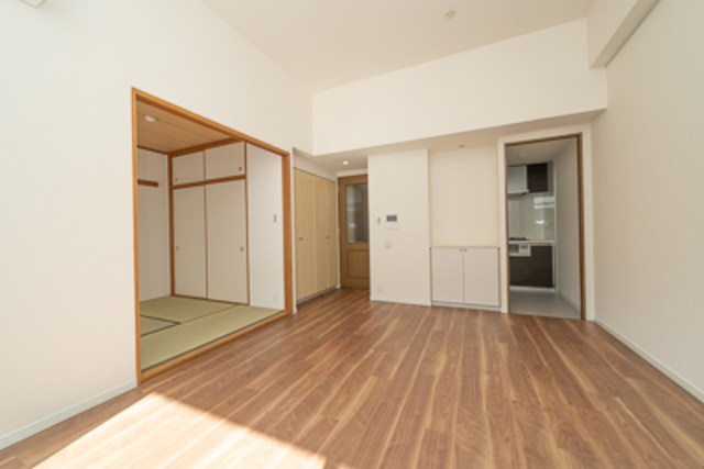 明るいLDKは家族の憩いの場所。※写真は同タイプ住戸です。