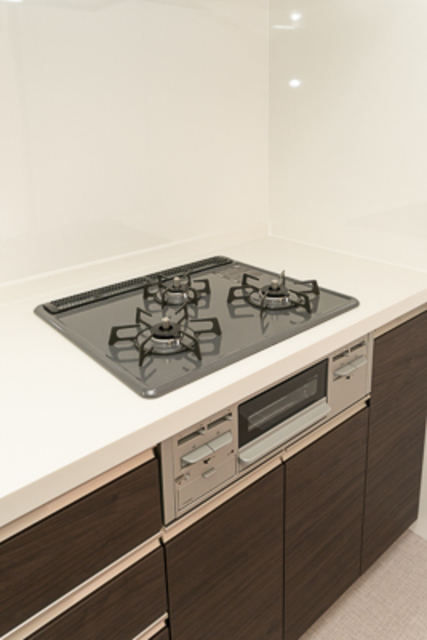 3口コンロなのでお料理が捗ります。※写真は同タイプ住戸です。