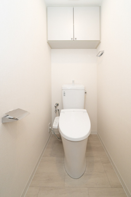 トイレには収納付き※写真は同タイプ住戸です。