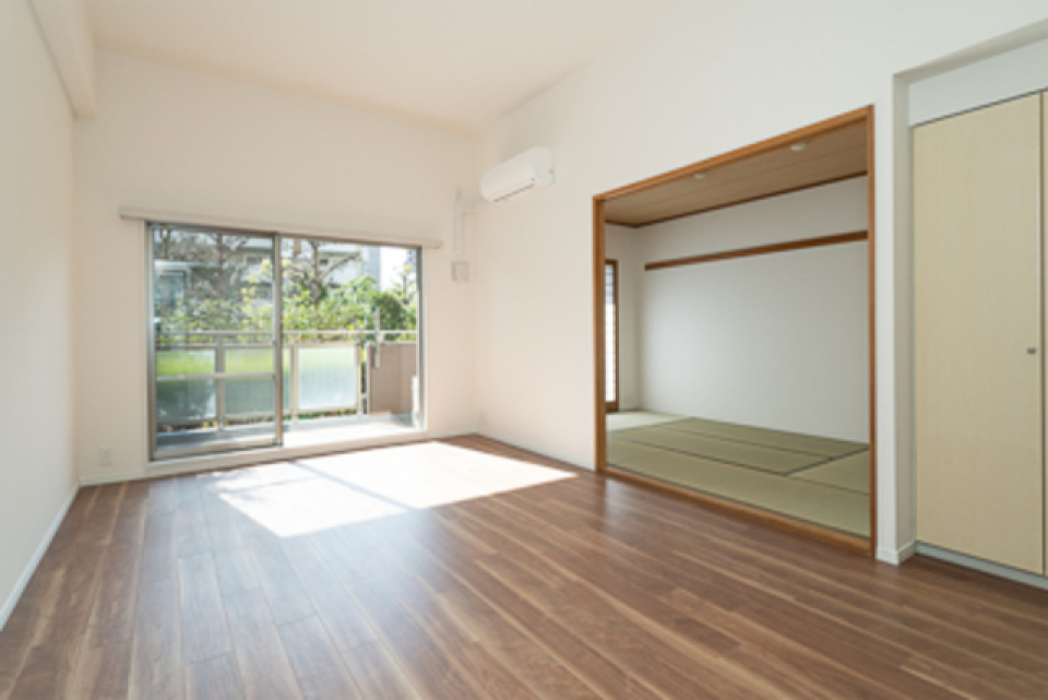 窓から緑が見えるLDK。隣は和室。※写真は同タイプ住戸です。