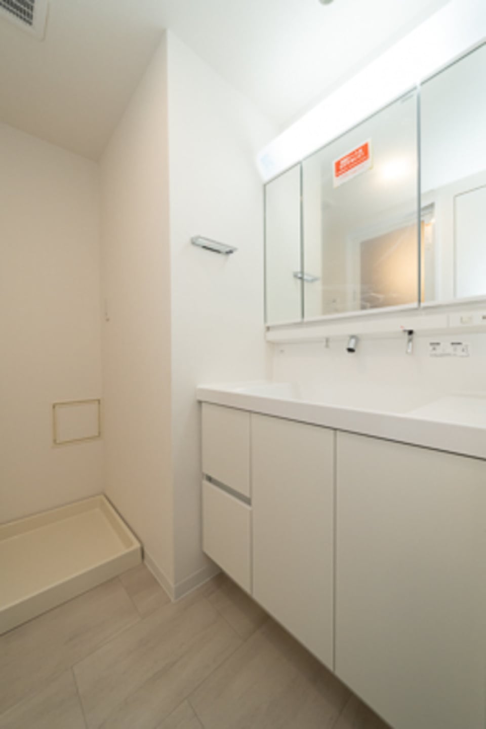 洗面台は三面鏡タイプ※写真は同タイプ住戸です。