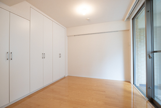 寝室にも大きな窓があります※写真は同タイプ住戸です。