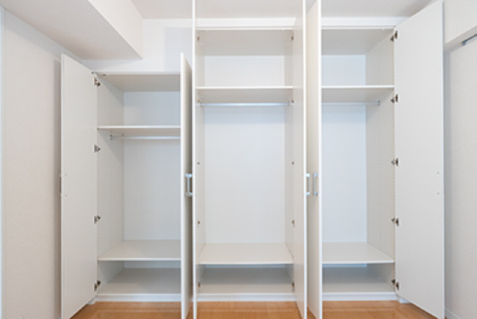 寝室には壁一面の収納があります※写真は同タイプ住戸です。