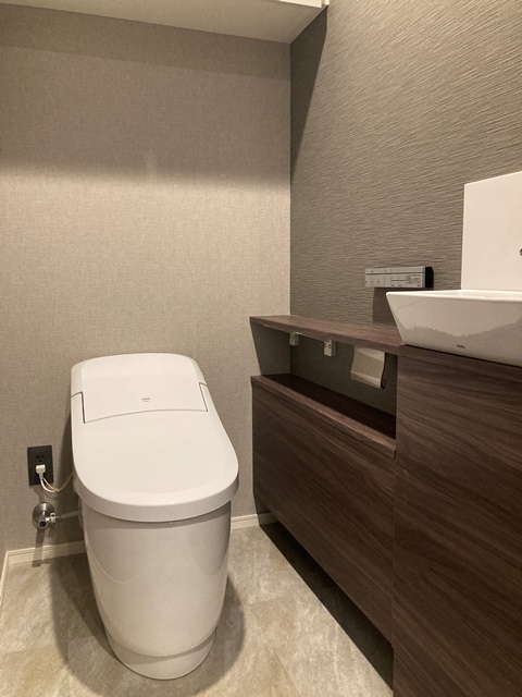 トイレには手洗い場ついてます※写真は同タイプ住戸です。