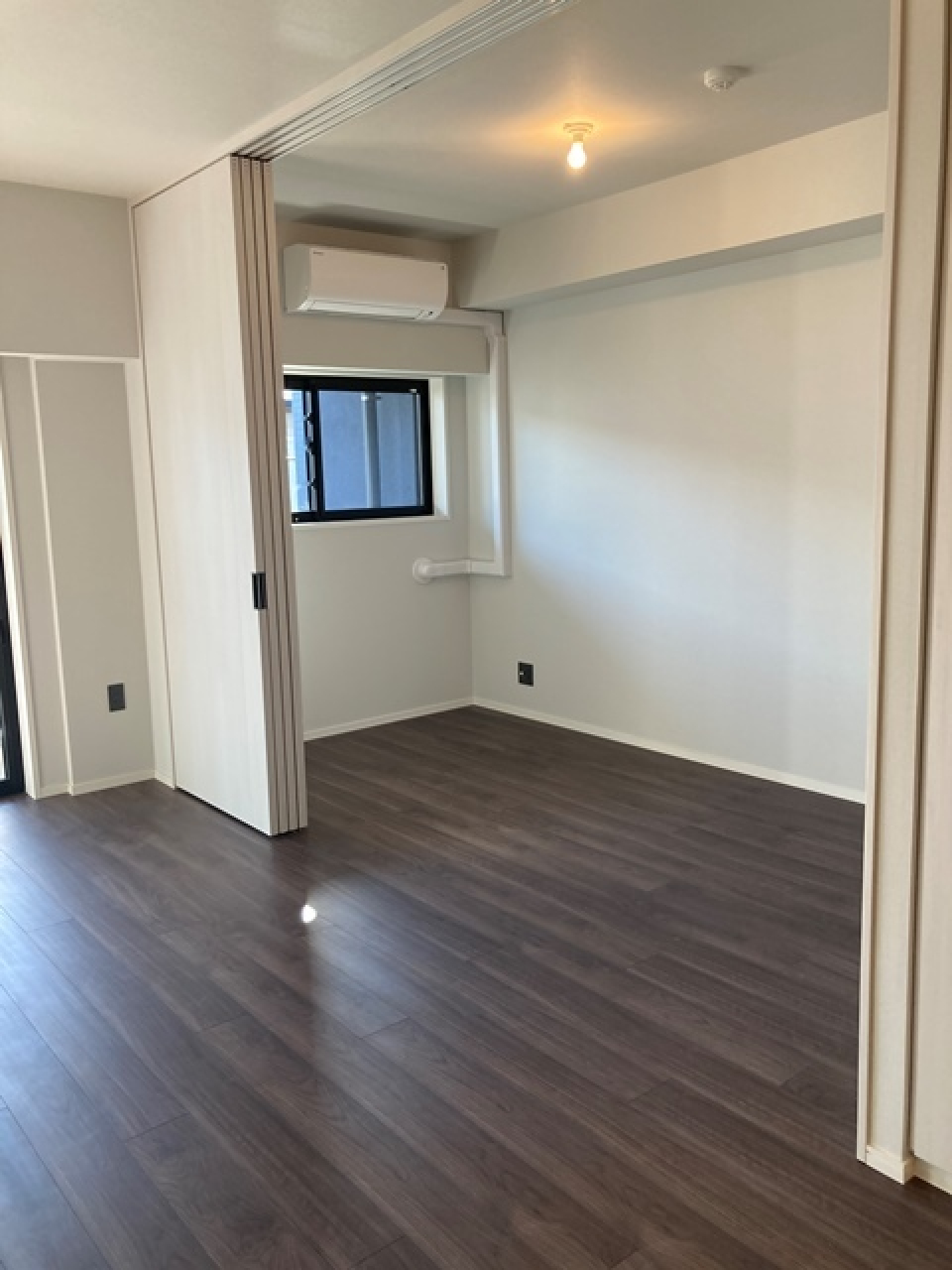 隣は扉を開放すると一つの部屋に。※写真は同タイプ住戸です。