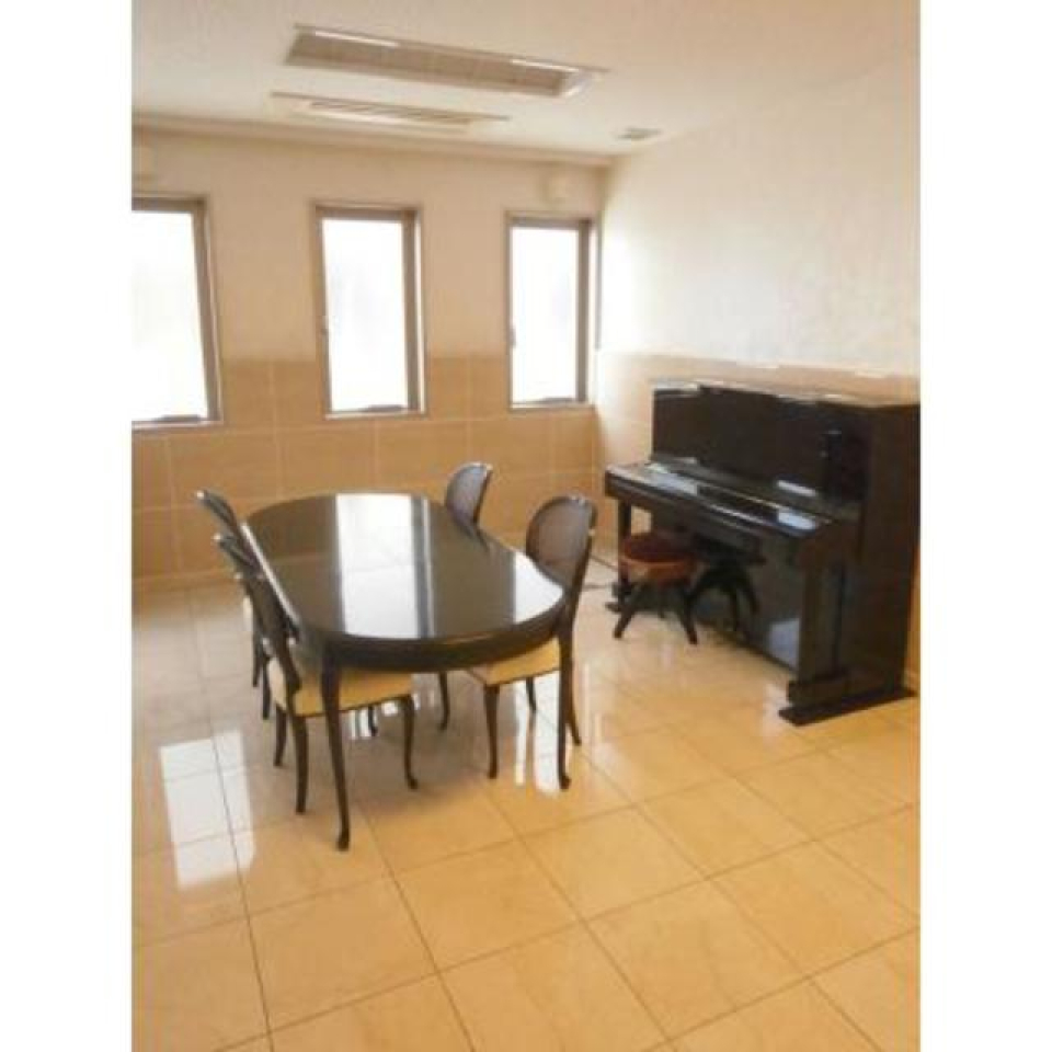 エントランスにピアノ？があります