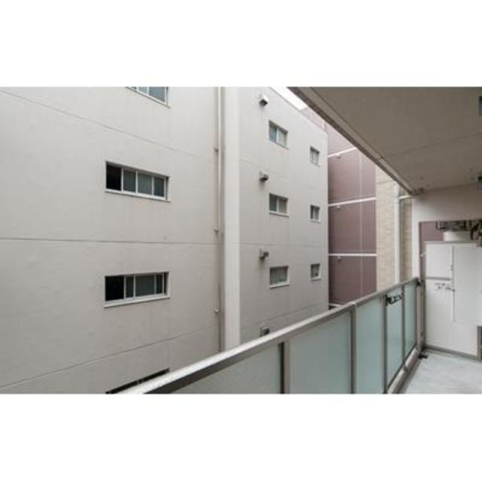 ベランダの目の前は建物。※写真は同タイプ住戸です。