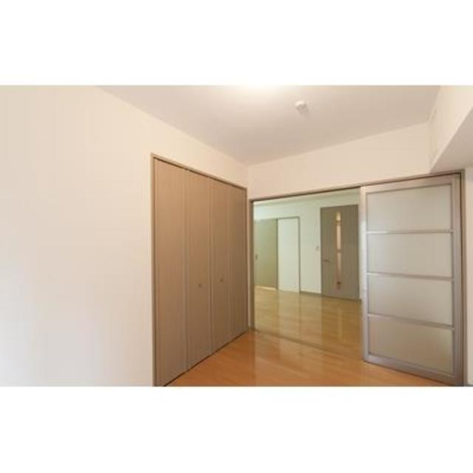 すりガラスの扉で仕切られてます。※写真は同タイプ住戸です。