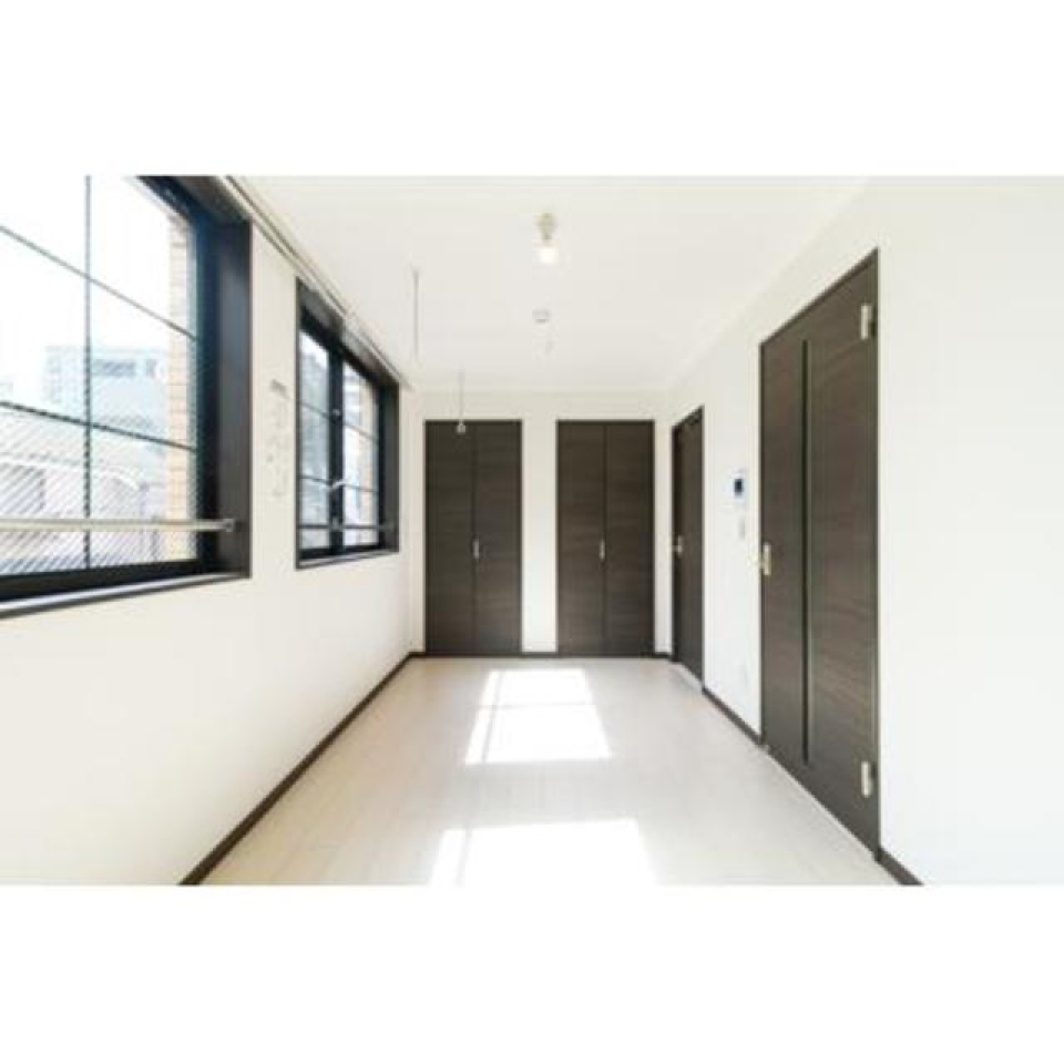 白とダークブラウンでまとめられたスタイリッシュなお部屋※写真は同タイプ住戸です。