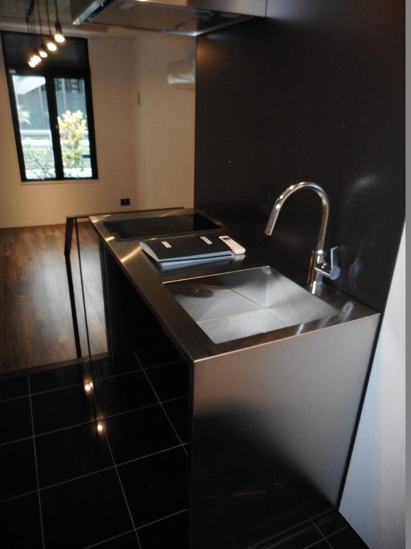 キッチンはブラックでカッコいい