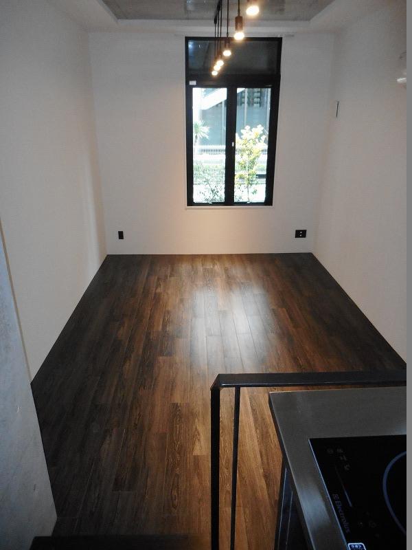 ダークブラウンの床が大人で落ち着く