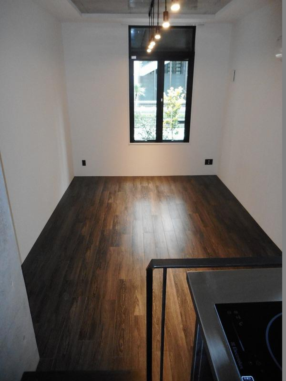 ダークブラウンの床が大人で落ち着く