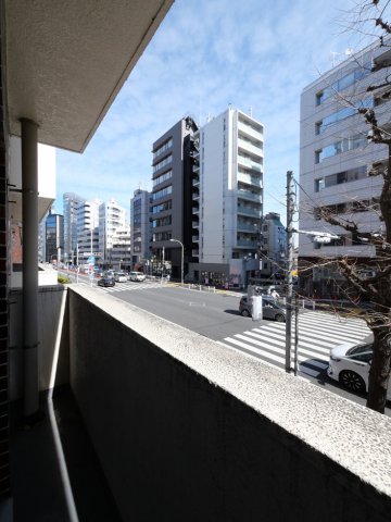 目の前は明治通りです