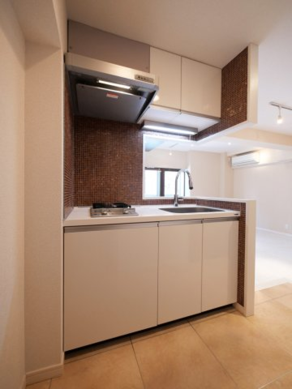 ブラウンのタイルが使われていて上品ですね