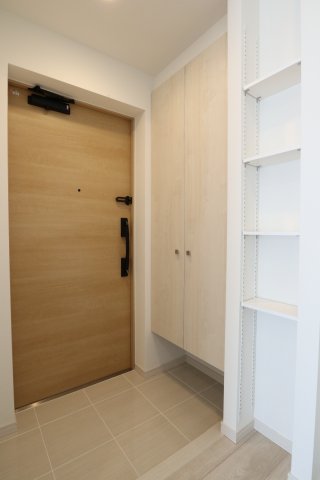 玄関には小さなシューズラック付き
ログ代々木　参考写真