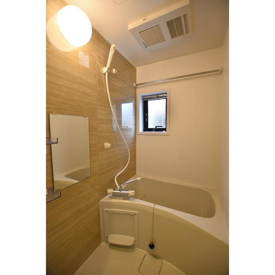 浴室乾燥機付きのぬくもりのあるお風呂です♪