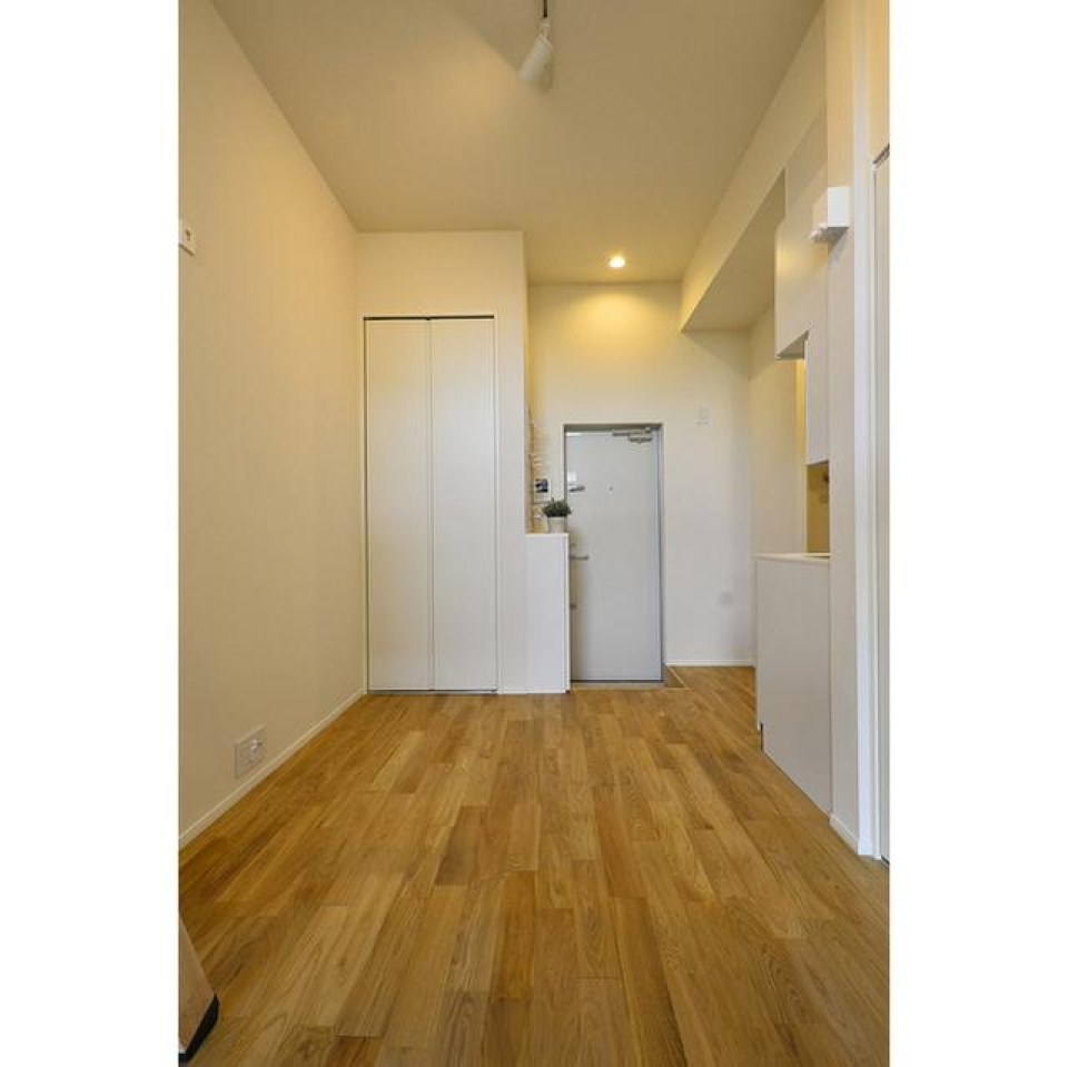 夜は暖色なんかでムーディーな部屋にもなれちゃうウッド調の床です♪

玄関