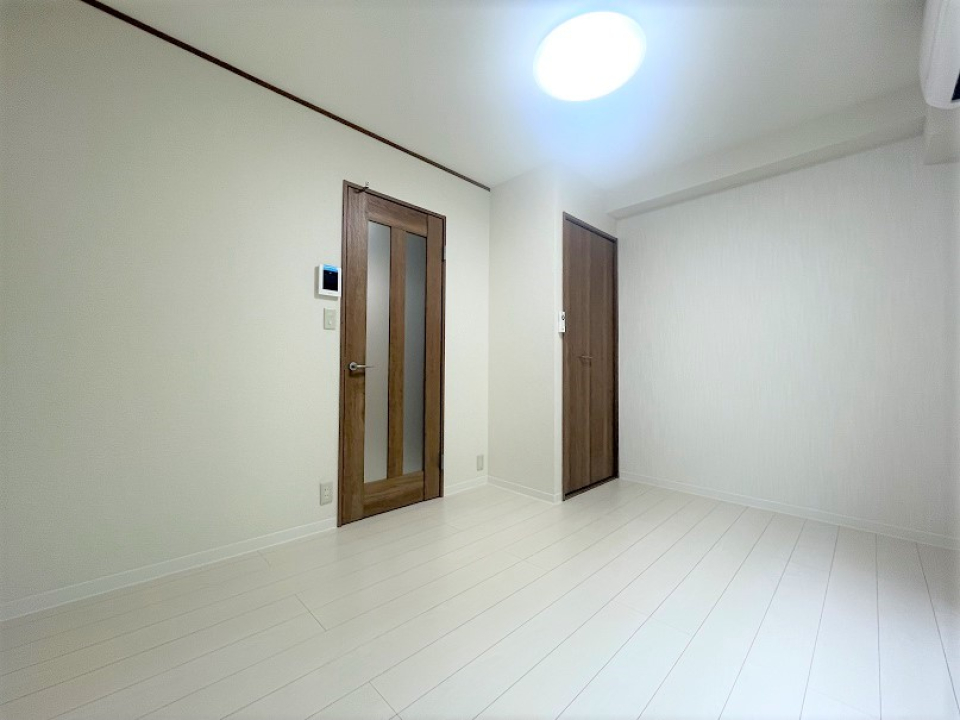 右奥の扉はクローゼットになっています。