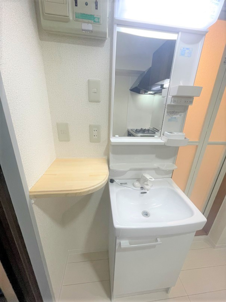 洗面台の横には棚があります。