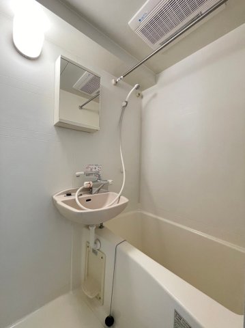 洗面台は浴室と併設されています。
