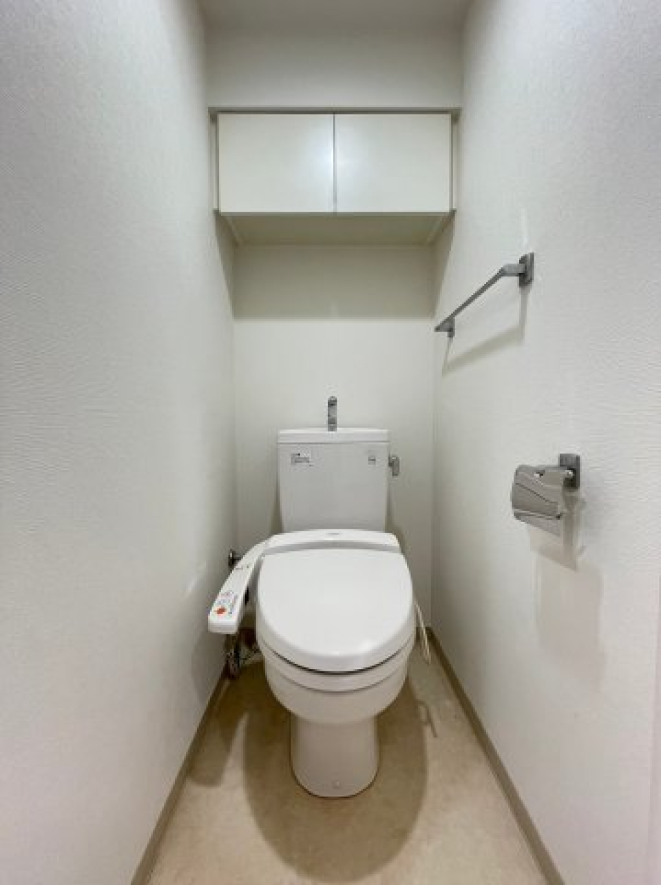 棚があるので掃除用具など整理整頓しやすそうですね。