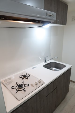 1つの汚れも見逃せない、緊張感のある白のキッチン！目指せ！綺麗好き！