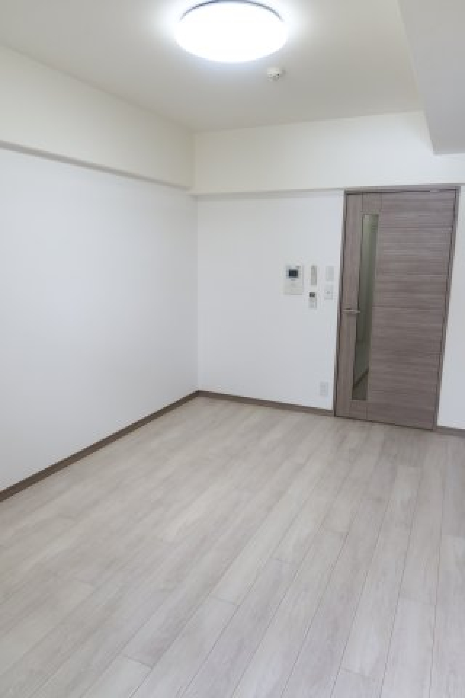 このウッドテイストの絶妙な色合いがお部屋の推しポイント！