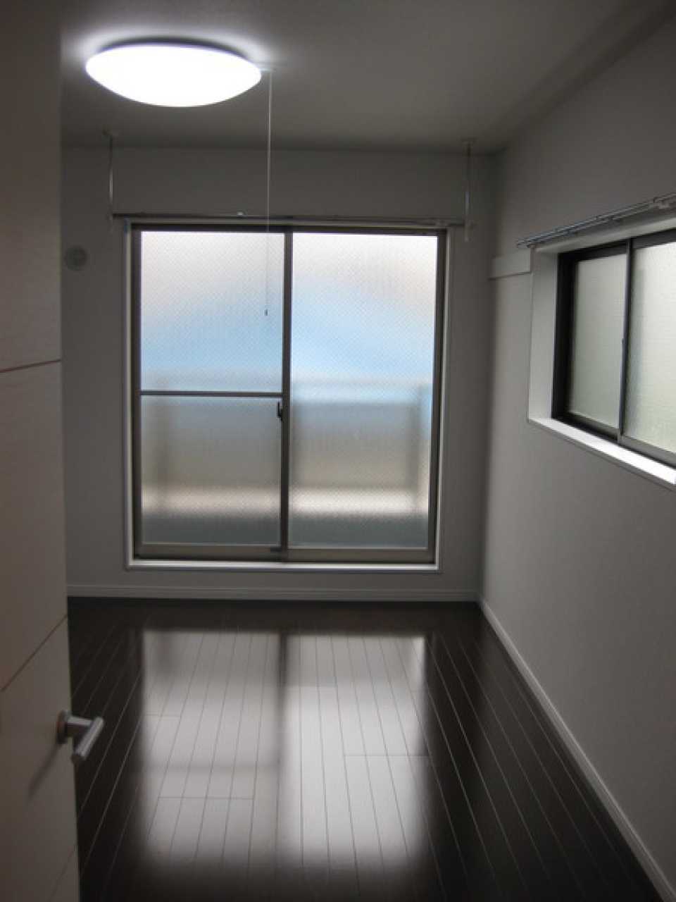 照明を使うことで床のデザインをより活かすことが出来るお部屋です。