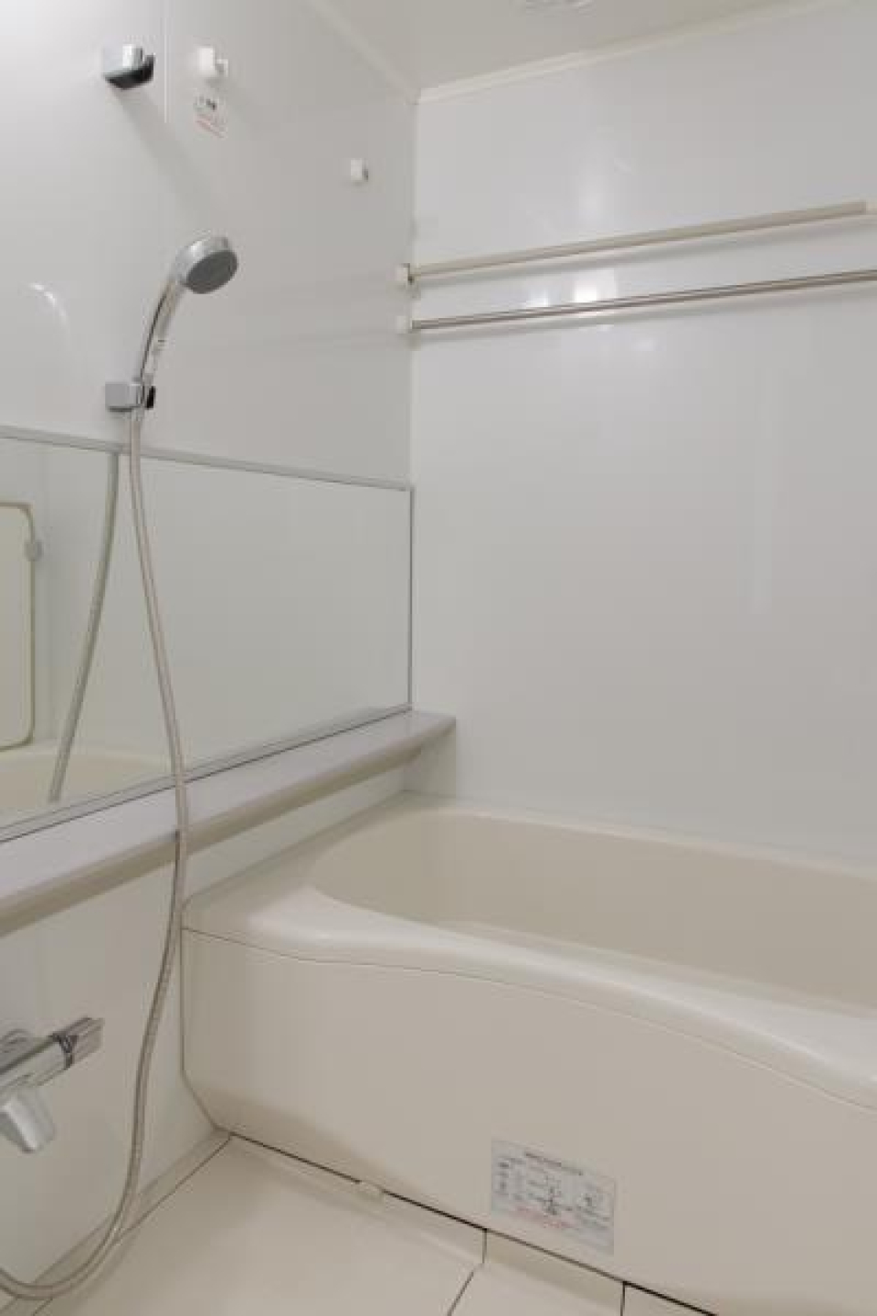 シンプルな浴室。