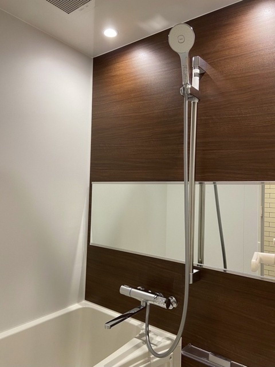 ダークトーンのパネルが使われていて、オシャレな浴室になっています。