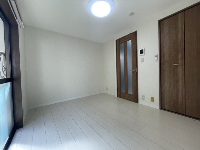 奥の扉はキッチンへ、手前の扉はクローゼットへとつながります。

