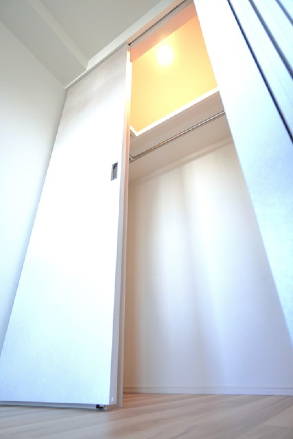 洋室にはウォークインクローゼットが完備されています。