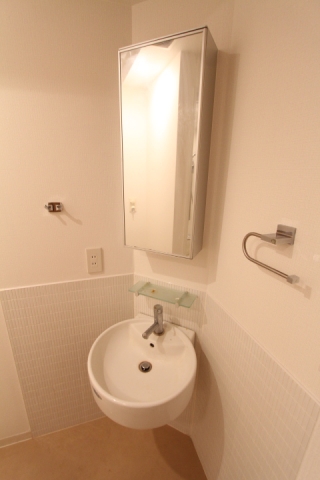 洗面台はこじんまりと小さいです。※参考写真