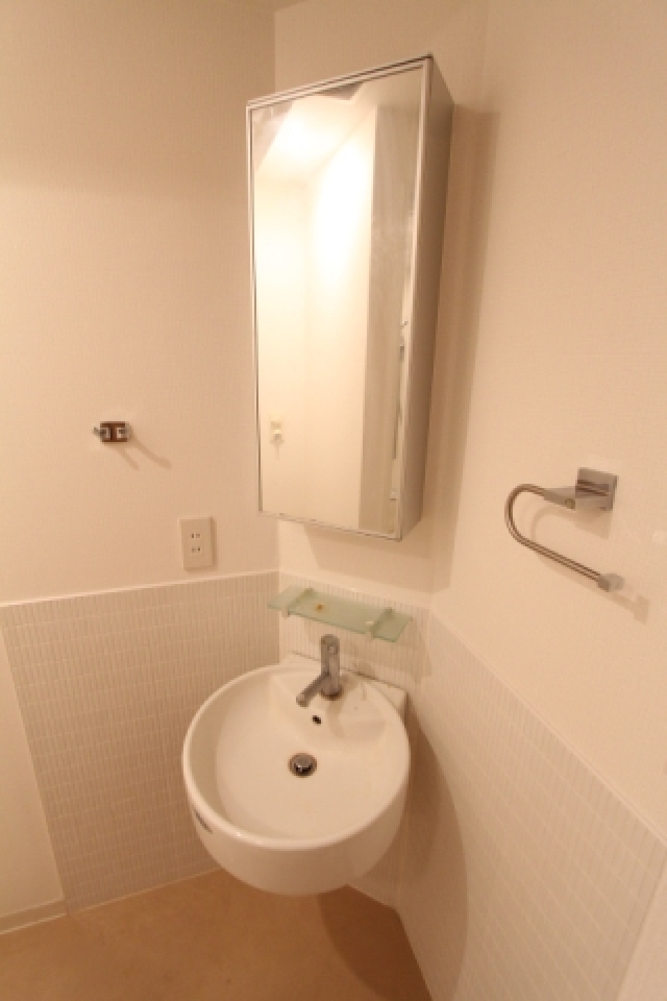 洗面台はこじんまりと小さいです。※参考写真