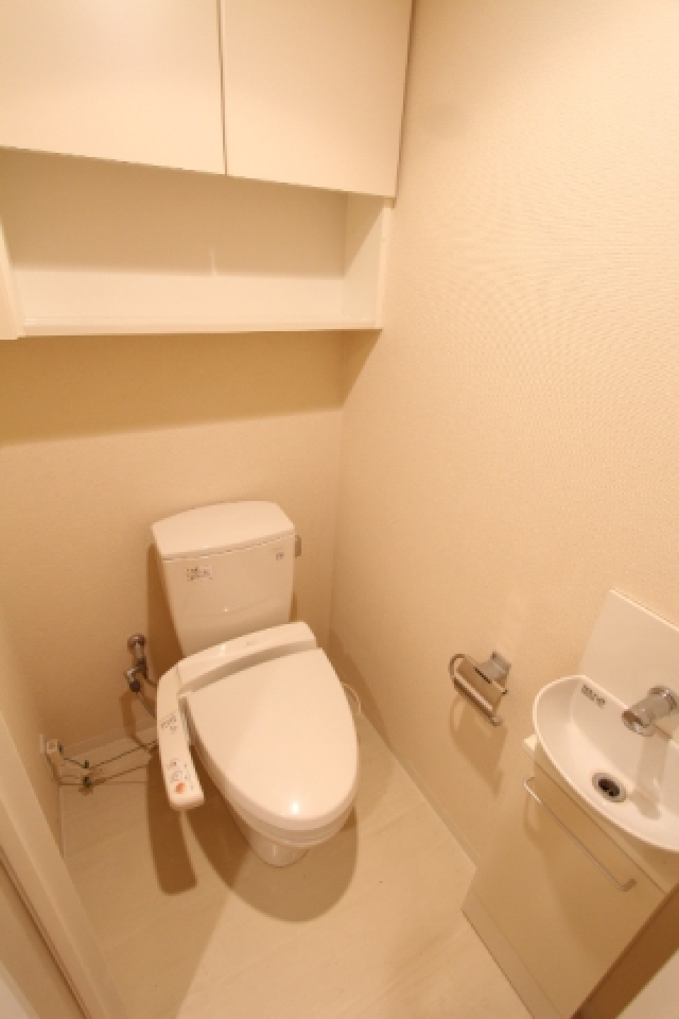 棚があるので掃除用具など整理整頓しやすそうですね。※参考写真