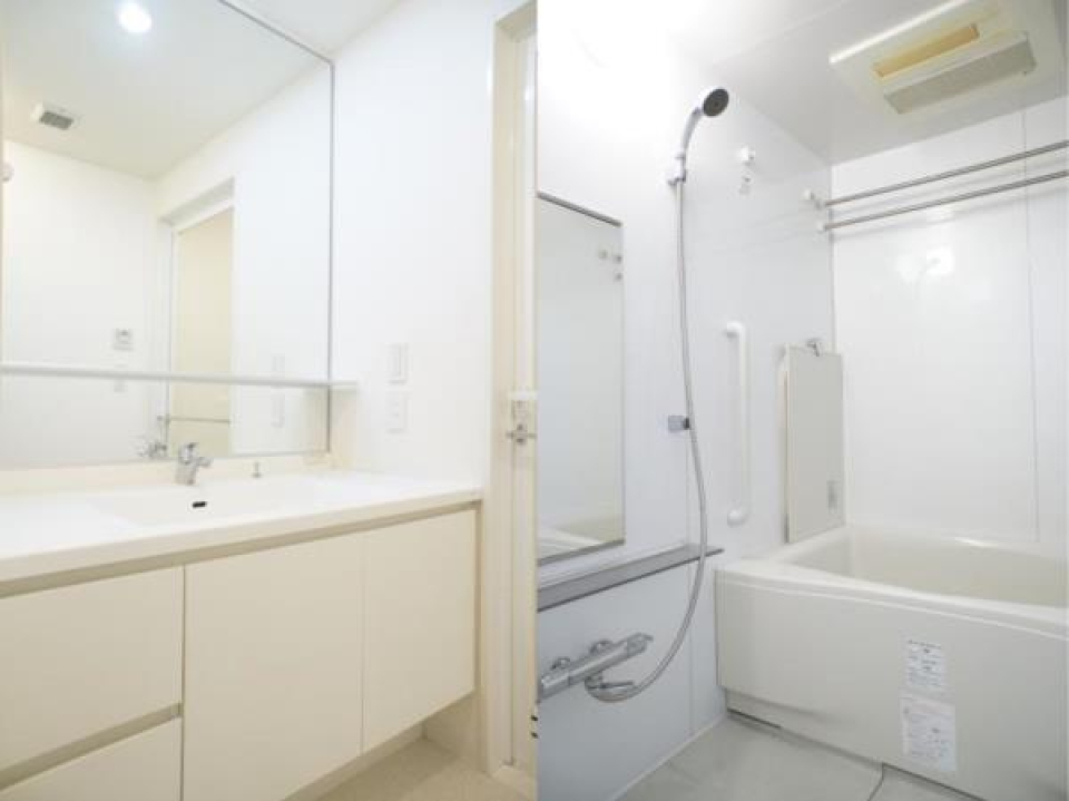 浴洗面所と浴室の様子です。